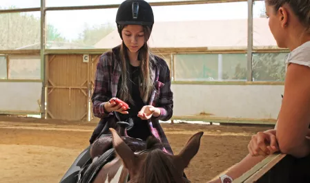 Mädchen auf Pferd mit Messgerät Mädchen auf Pferd mit Messgerät