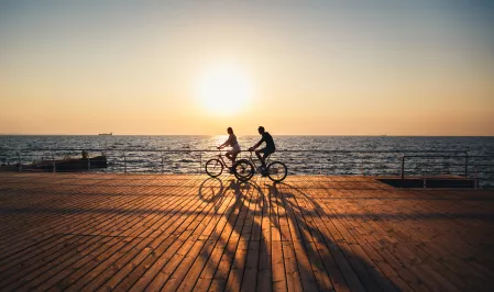 Mann und Frau beim Radfahren am Meer
