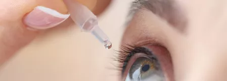 Auge beim Weittropfen durch den Augenarzt