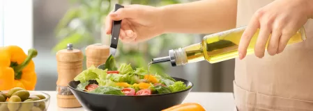 Frau bereitet Salat vor