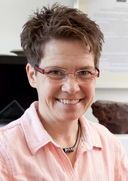Diabetesberaterin Ulrike Thurm lächelt offen in die Kamera. Sie trägt eine lachsrosa Bluse, randlose Brille mit roten Bügeln und ihre dunkelblonden Haare kurz geschnitten. 