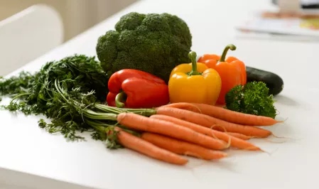 Frisches Gemüse mit Möhren, Paprika und Broccoli