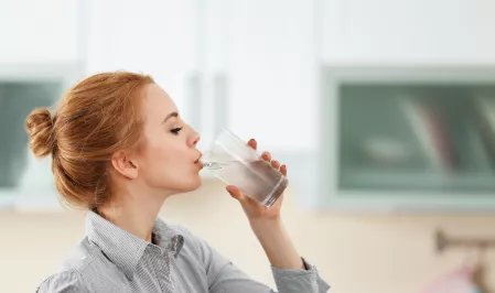 Frau trinkt Wasser