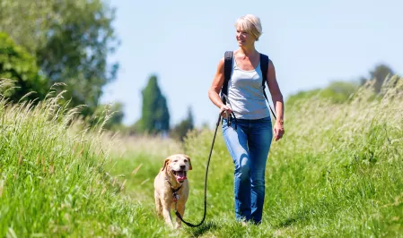 Frau geht spazieren mit Hund