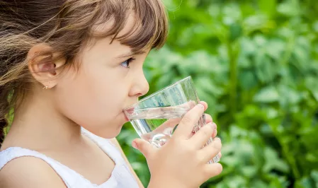 Kind trinkt Wasser
