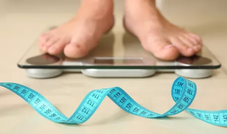 Übergewicht, Waage und Maßband