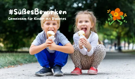 Ein M&auml;dchen und ein Junge hocken auf einem Weg, beide halten Eiscreme in den H&auml;nden