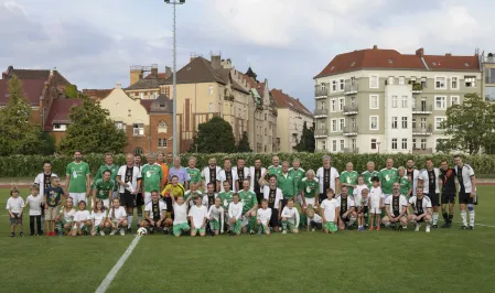 FC Diabetologie vs. FC Bundestag 2025: Gruppenfoto beider Mannschaften mit den Einlaufkindern