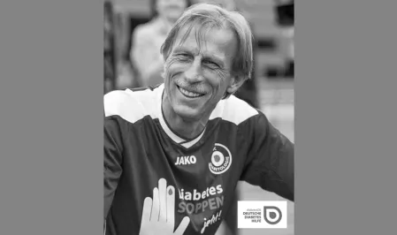 Foto von Christoph Daum, Trainer des FC Diabetologie, in schwarz-wei&szlig;