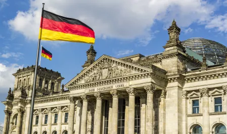 Reichstagsgebäude mit deutscher Flagge