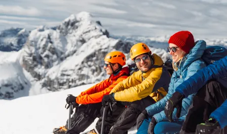 Gruppe junger Menschen im Schnee beim Schneewandern