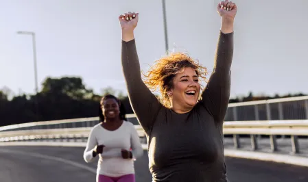 Zwei Frauen, die fr&ouml;hlich joggen