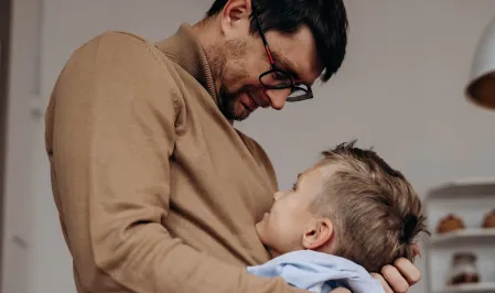 Vater und Sohn umarmen sich 