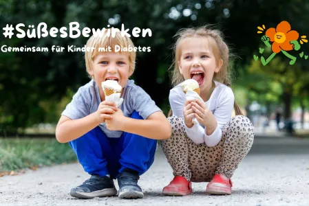 Ein M&auml;dchen und ein Junge hocken auf einem Weg, beide halten Eiscreme in den H&auml;nden