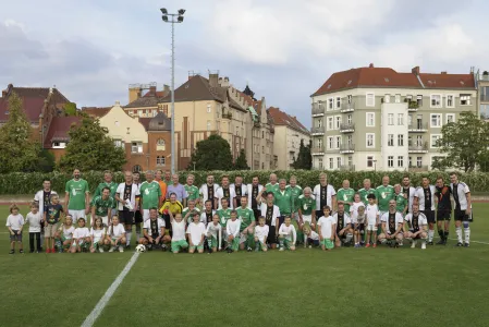 FC Diabetologie vs. FC Bundestag 2025: Gruppenfoto beider Mannschaften mit den Einlaufkindern