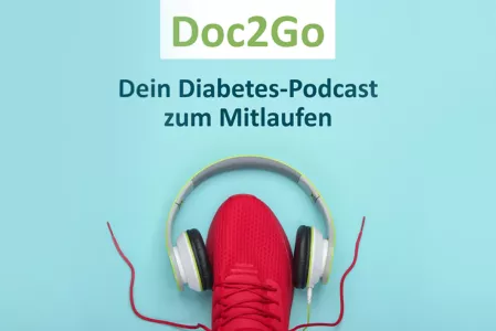 Doc2Go Das Titelbild von Doc2Go - Dein Diabetes-Podcast zum Mitlaufen besteht aus einem türkisen Hintergrund auf dem ein roter Laufschuh zu sehen ist. Über dem Schuh sind Kopfhörer platziert. Im rechten Eck ist ein kleines Logo zu sehen. Zwei rote Personen spazieren unter großen Kopfhörern