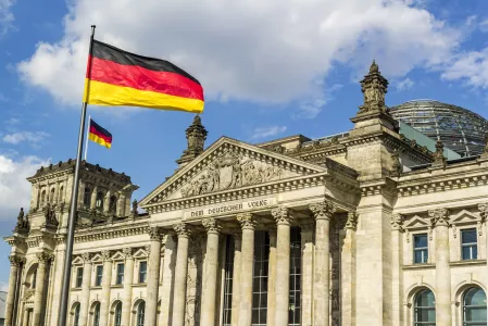 Reichstagsgebäude mit deutscher Flagge