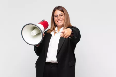 Frau mit Megafon