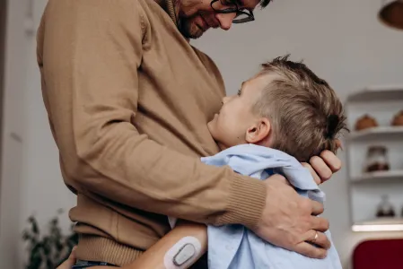 Vater und Sohn umarmen sich 