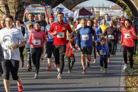 Family fun run Läufer und Läuferinnen beim Family fun run in Dresden