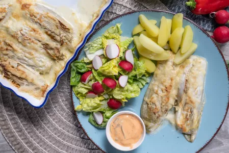 Überbackener Chicorée mit Kartoffeln, Dip und Radieschen Überbackener Chicorée mit Kartoffeln, Dip und Radieschen