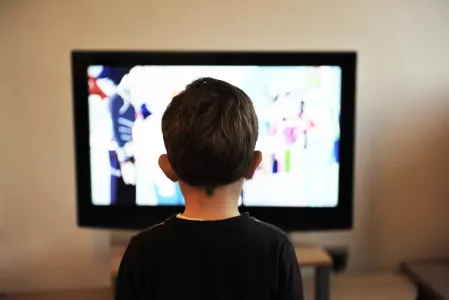 Kind vor Fernseher - Werbung Kind vor Fernseher - Werbung