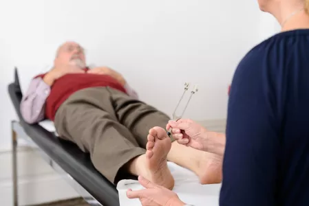 Kontrolle der Füße - Diabetisches Fußsyndrom Kontrolle der Füße - Diabetisches Fußsyndrom