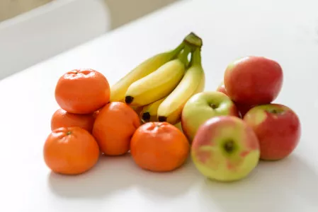 Frisches Obst mit Banane, Orangen und Äpfeln Frisches Obst mit Banane, Orangen und Äpfeln