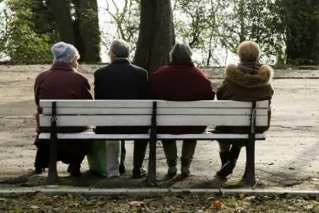 Alte Menschen auf Bank