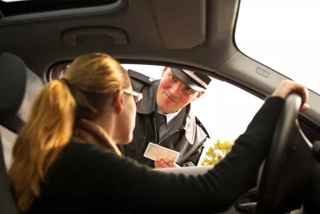 Führerscheinkontrolle freundlicher Polizist Führerscheinkontrolle freundlicher Polizist