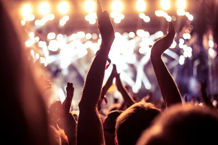 Konzert Eine Menschenmenge bei einem Konzert. Die Menschen halten die Hände nach oben und klatschen