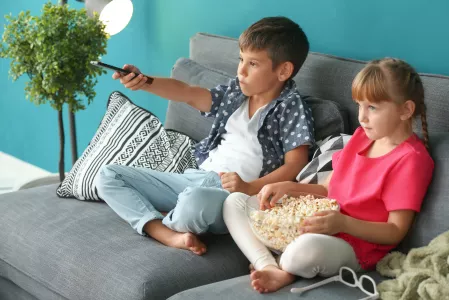 Kinder schauen Fernseh Kinder schauen Fernseh