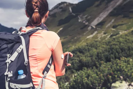 Frau geht wandern/ Insulinpumpe