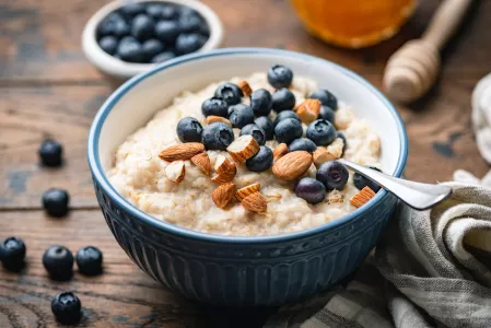 Haferbrei mit Blaubeeren und Mandeln Haferbrei mit Blaubeeren und Mandeln