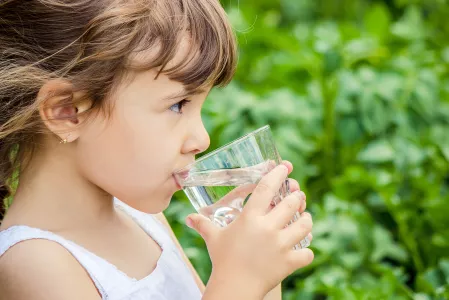 Kind trinkt Wasser Kind trinkt Wasser