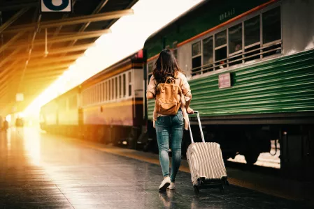 Frau mit Koffer am Bahnsteig Frau mit Koffer am Bahnsteig
