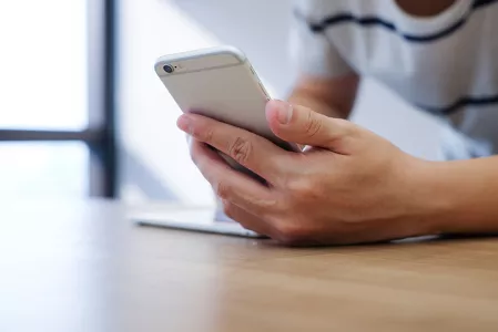 Smartphone Ein Smartphone wird in der Hand gehalten