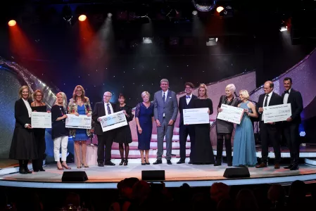 Diabetes Charity Gala 2021: Übergabe der Spendenschecks auf der Bühne Diabetes Charity Gala 2021: Übergabe der Spendenschecks auf der Bühne