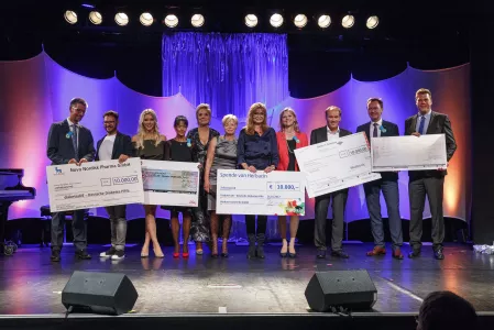 Übergabe der Spendenschecks auf der Gala 2017 Übergabe der Spendenschecks auf der Gala 2017