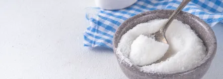 Süßstoff Eine Schüssel voll Zucker oder Süßstoff