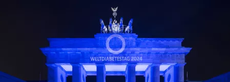 Brandenburger Tor in blau anl&auml;sslich des Weltdiabetetestags