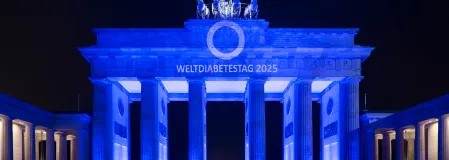 Brandenburger Tor in Blau anlässlich des Weltdiabetestags 2025