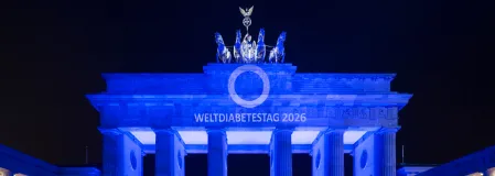 Brandenburger Tor in Blau anl&auml;sslich des Weltdiabetestags 2026