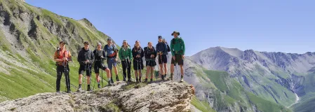 Personen beim Wandern auf einem Berg