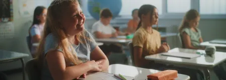 M&auml;dchen in der Schule im Unterricht