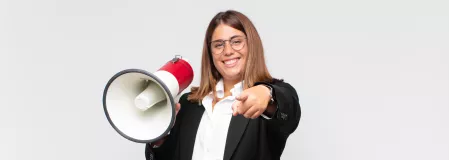 Frau mit Megafon