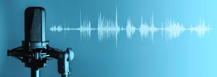 Mikrofon Tonaufnahme Symbolbild Ein Mikrofon und Ausschläge von Tönen auf einem blauen Hintergrund