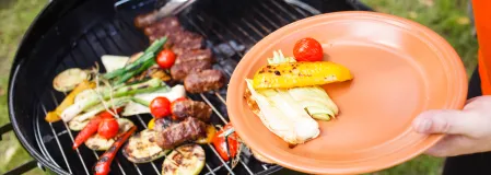 viel verschiedenes Gem&uuml;se und Kebab auf einem Grill