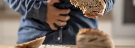 Frau mit Bauchschmerzen aufgrund von Gluten (Z&ouml;liakie)