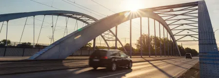 Ein Auto f&auml;hrt &uuml;ber eine Br&uuml;cke